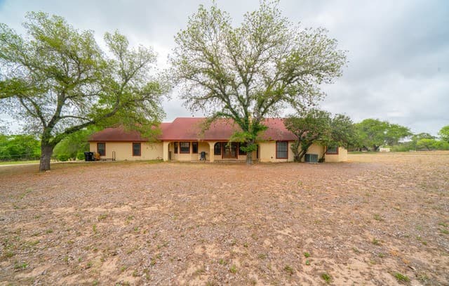101  Encino Park, Devine, TX 78016 — photo 22