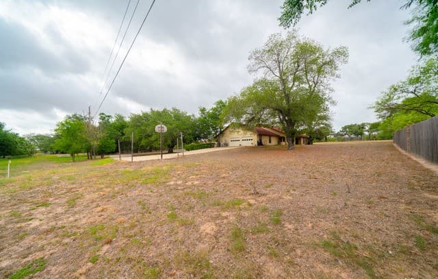 101  Encino Park, Devine, TX 78016 — photo 23