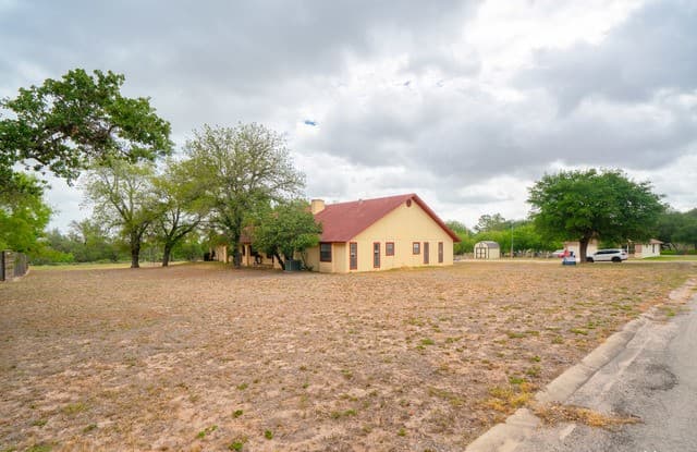 101  Encino Park, Devine, TX 78016 — photo 24