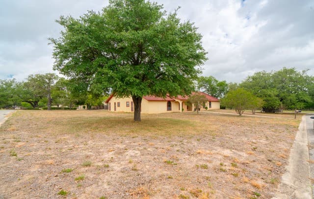 101  Encino Park, Devine, TX 78016 — photo 25