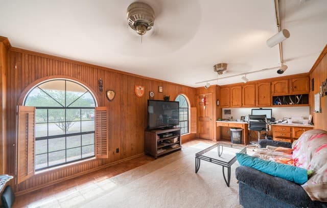 101  Encino Park, Devine, TX 78016 — photo 4