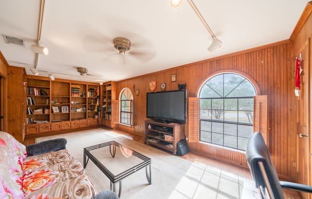 101  Encino Park, Devine, TX 78016 — photo 5
