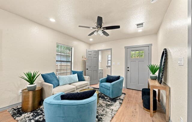 2410  Lee Hall, San Antonio, TX 78201 — photo 3