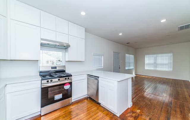 930 W Ridgewood Ct, San Antonio, TX 78201 — photo 10