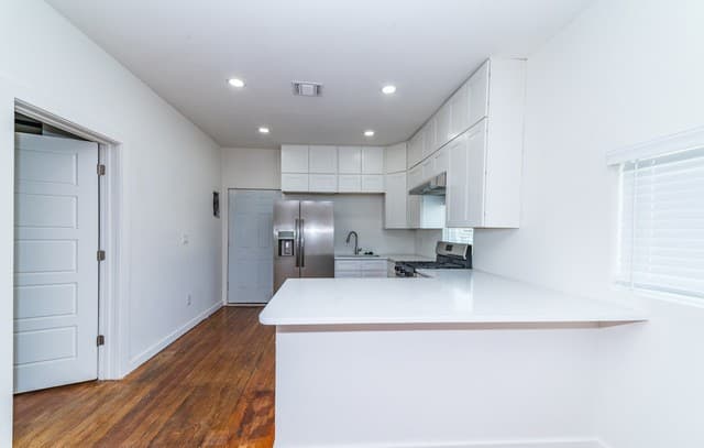 930 W Ridgewood Ct, San Antonio, TX 78201 — photo 8