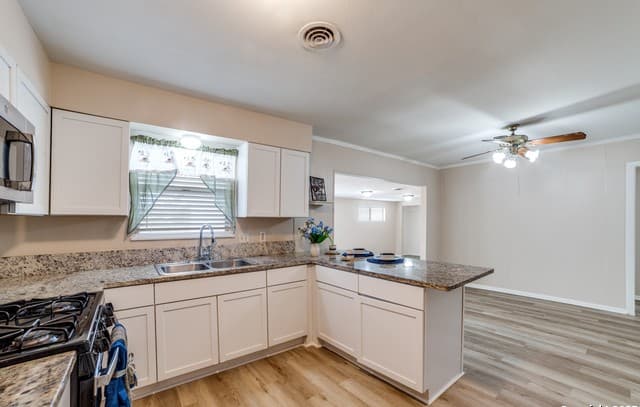 2802  Darwin Dr, San Antonio, TX 78228 — photo 17