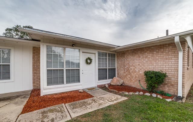 2802  Darwin Dr, San Antonio, TX 78228 — photo 2