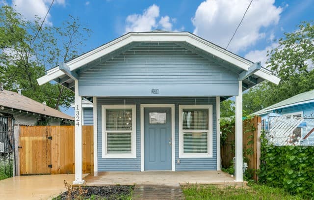 1324 E Carson St