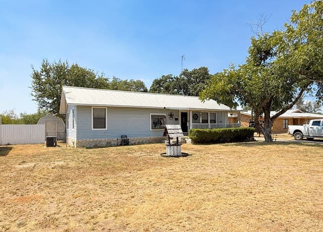 110  Renfro Dr, Devine, TX 78016 — photo 2