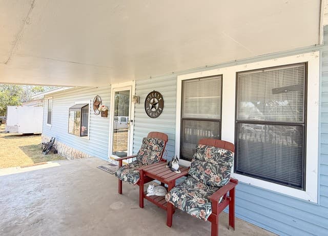110  Renfro Dr, Devine, TX 78016 — photo 3