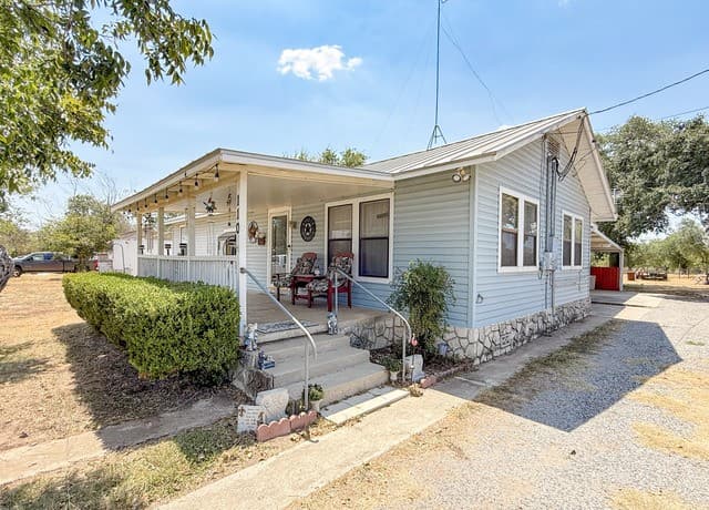 110  Renfro Dr, Devine, TX 78016 — photo 4