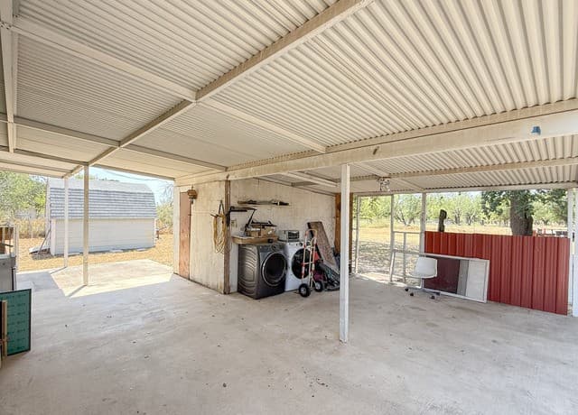 110  Renfro Dr, Devine, TX 78016 — photo 5