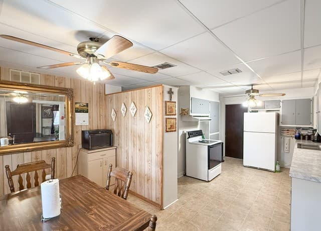 110  Renfro Dr, Devine, TX 78016 — photo 9