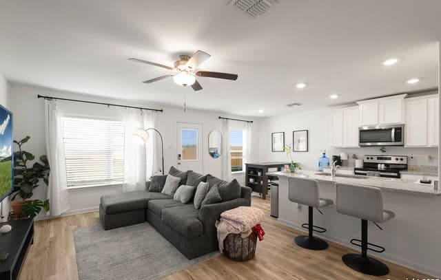 16025  Dickens Blf, Lytle, TX 78052 — photo 4