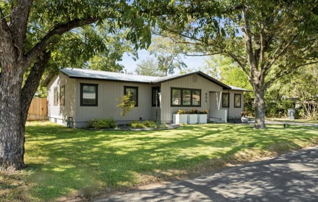 904 N Orange St, Fredericksburg, TX 78624 — photo 2