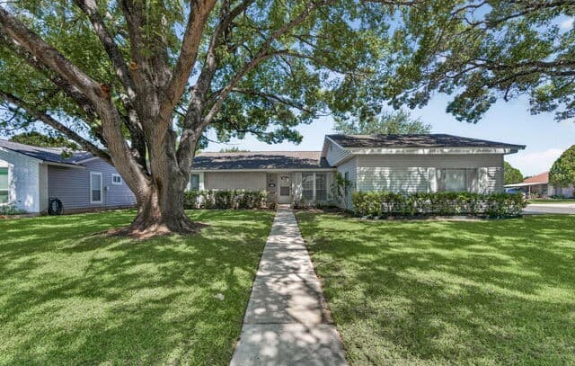 825  Marilyn Dr