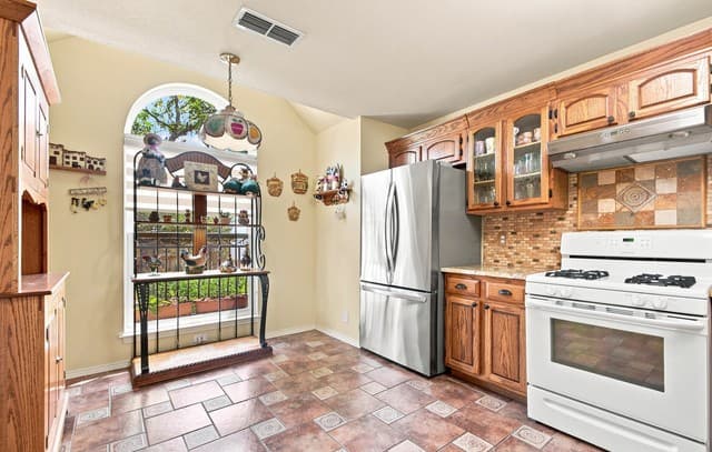8621  Wood Falls, San Antonio, TX 78251 — photo 9
