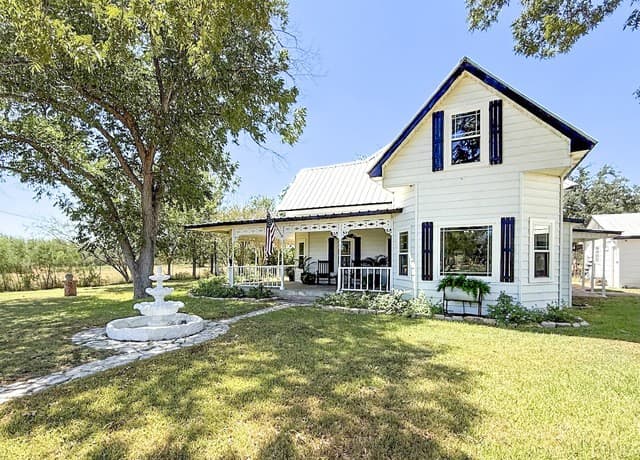 901  Zig Zag Ave, Devine, TX 78016 — photo 2