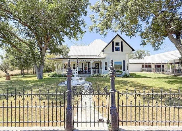 901  Zig Zag Ave, Devine, TX 78016 — photo 3