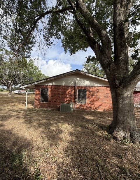 415  Se Main St, Stockdale, TX 78160 — photo 11