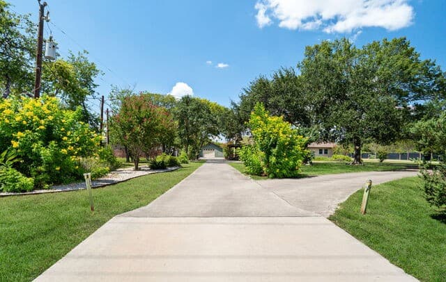 1033 E Live Oak, Schertz, TX 78154 — photo 5
