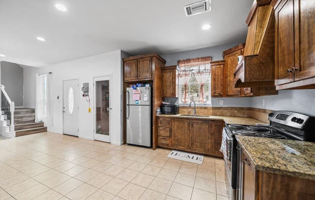 22914  Skila Dr, Elmendorf, TX 78112 — photo 2