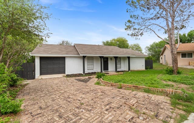 11915 Los Cerros St