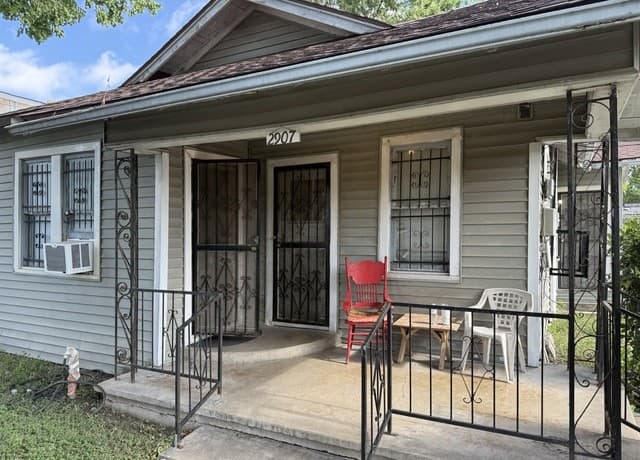 2907  Morales St, San Antonio, TX 78207 — photo 2