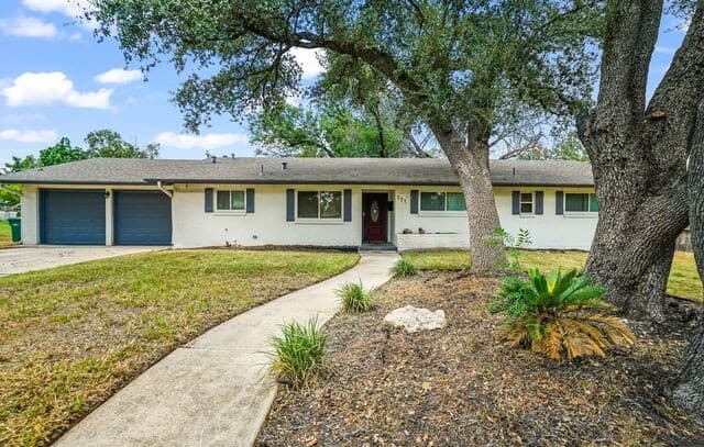 111  Beechwood Ln, San Antonio, TX 78216 — photo 2
