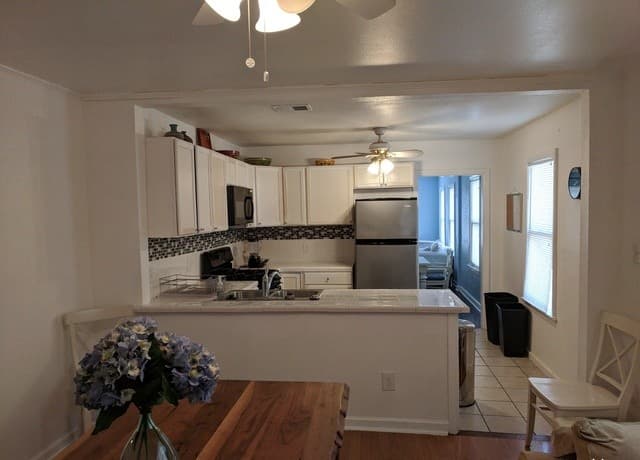 2011 W Houston St