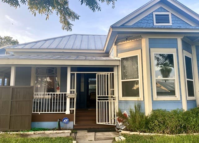 609 W Agarita Ave