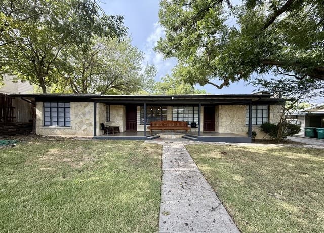 215 Deerwood Dr