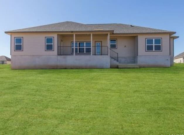 120  Grand View, Floresville, TX 78114 — photo 8