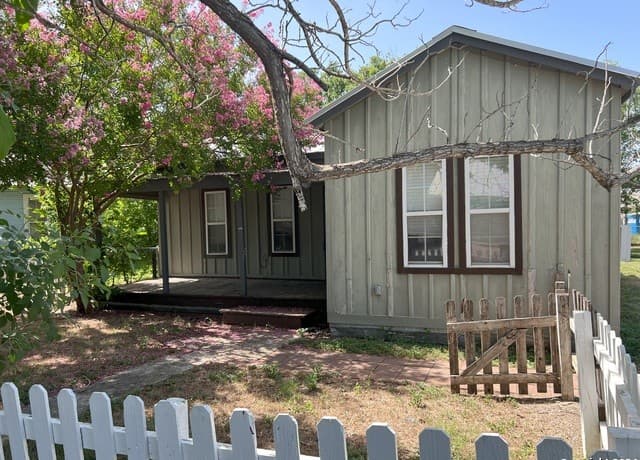 213 W Schulz St