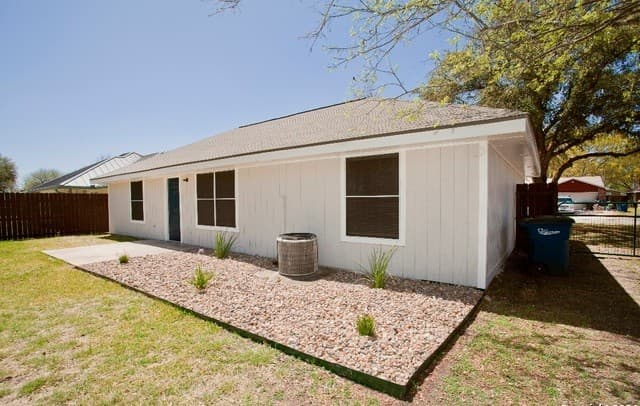 927  Lipan Dr, New Braunfels, TX 78130 — photo 22