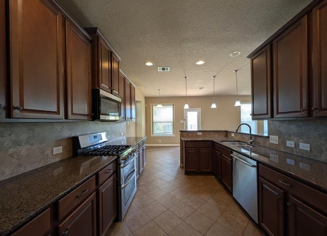 212  Oak Creek Way, New Braunfels, TX 78130 — photo 7