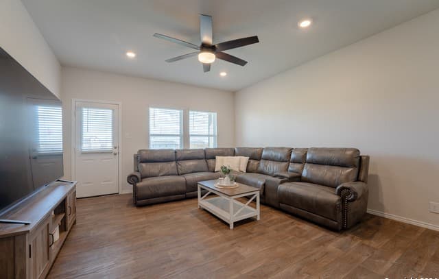 129  Legendary Trail Loop, Floresville, TX 78114 — photo 5
