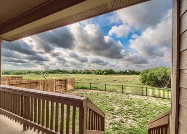305  Middle Green Loop, Floresville, TX 78114 — photo 2