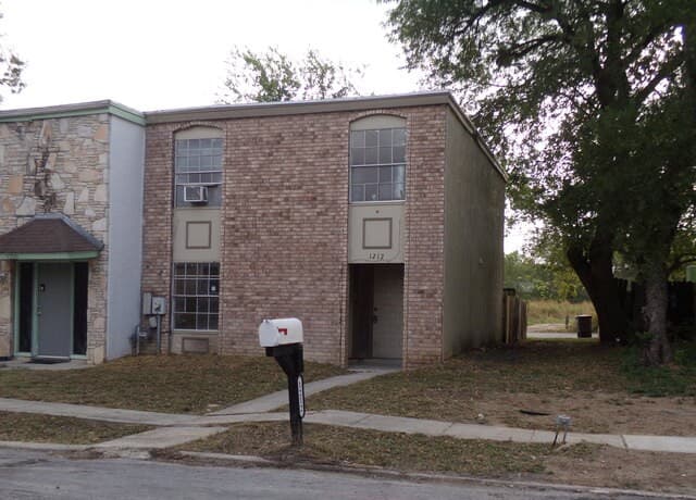 1212  Churing Dr, San Antonio, TX 78245 — photo 2