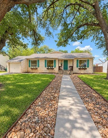 227  Larchmont Dr
