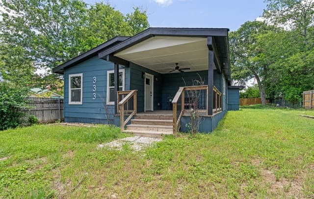 333 S Mesquite Ave, New Braunfels, TX 78130 — photo 2