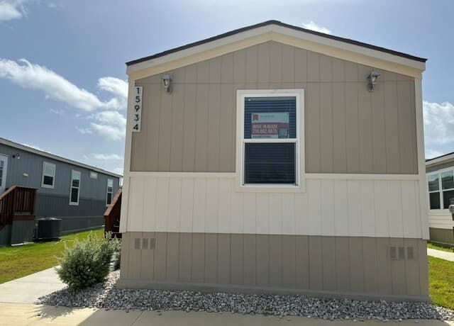 15934  Flores Crst, San Antonio, TX 78221 — photo 2