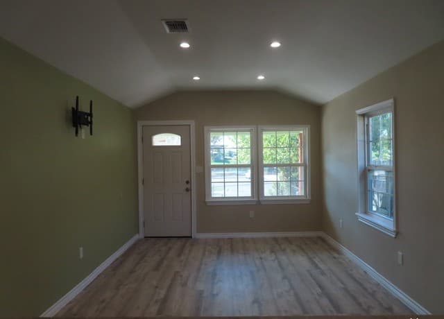 110  Alexander Rd, San Antonio, TX 78201 — photo 2
