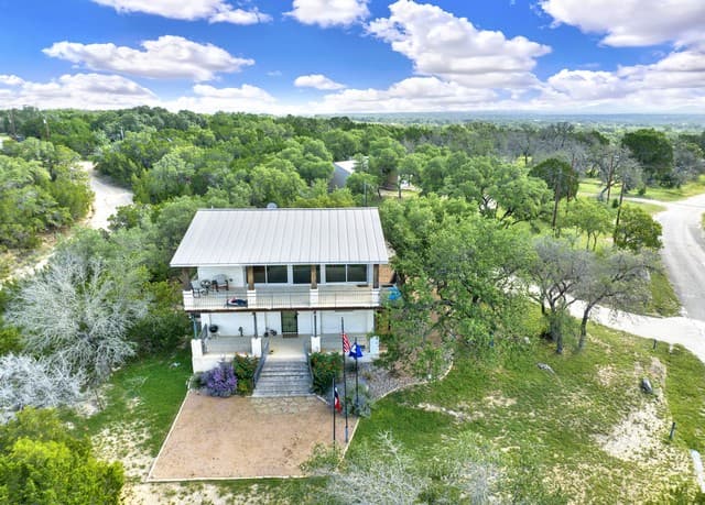 518  Park, Bandera, TX 78003 — photo 2
