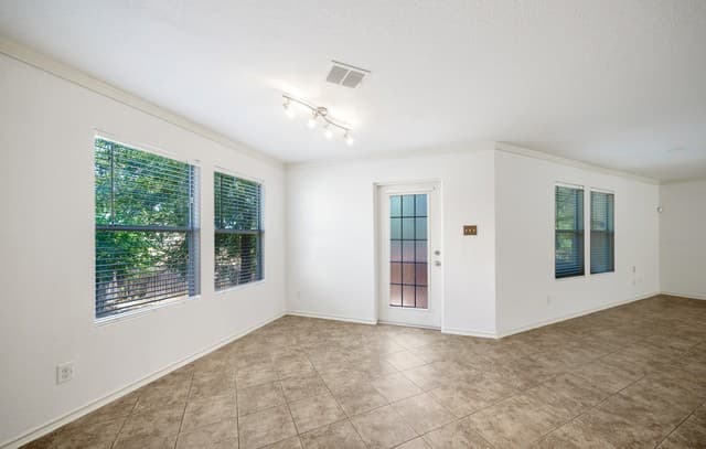10615  Bearwolf Bay, San Antonio, TX 78245 — photo 16