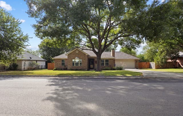 1935  Tiara Dr, New Braunfels, TX 78130 — photo 2