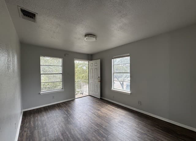 9013  Garnett Ave, San Antonio, TX 78221 — photo 3