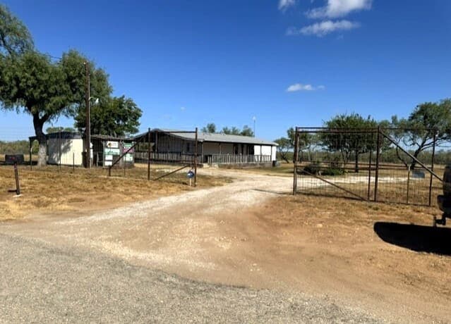 160  County Road 733, Moore, TX 78057 — photo 14