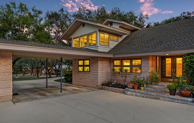 106  Mecca Dr