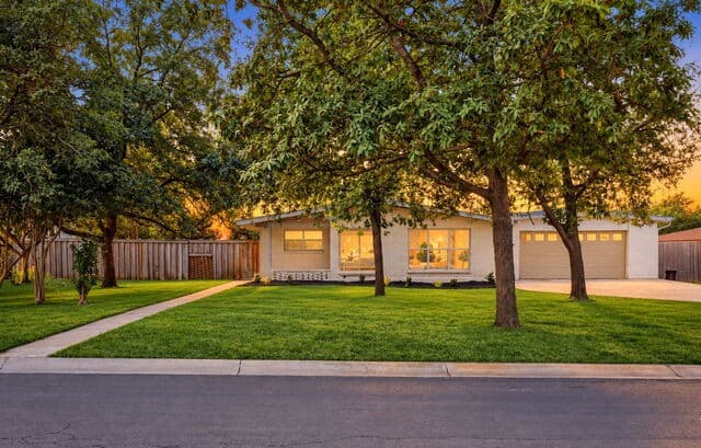 100  Riviera Dr